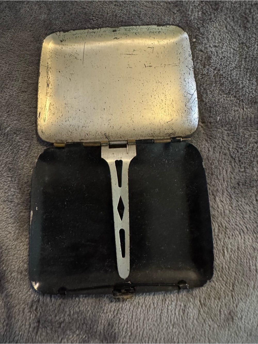 Vintage 1934 Gold-Tone Metal Case with Black Cityscape of Chicago Illustration - Picture 4 of 7